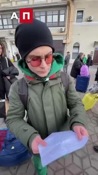 В Одессе на вокзале парень попросил военкомов признать, что он - человек