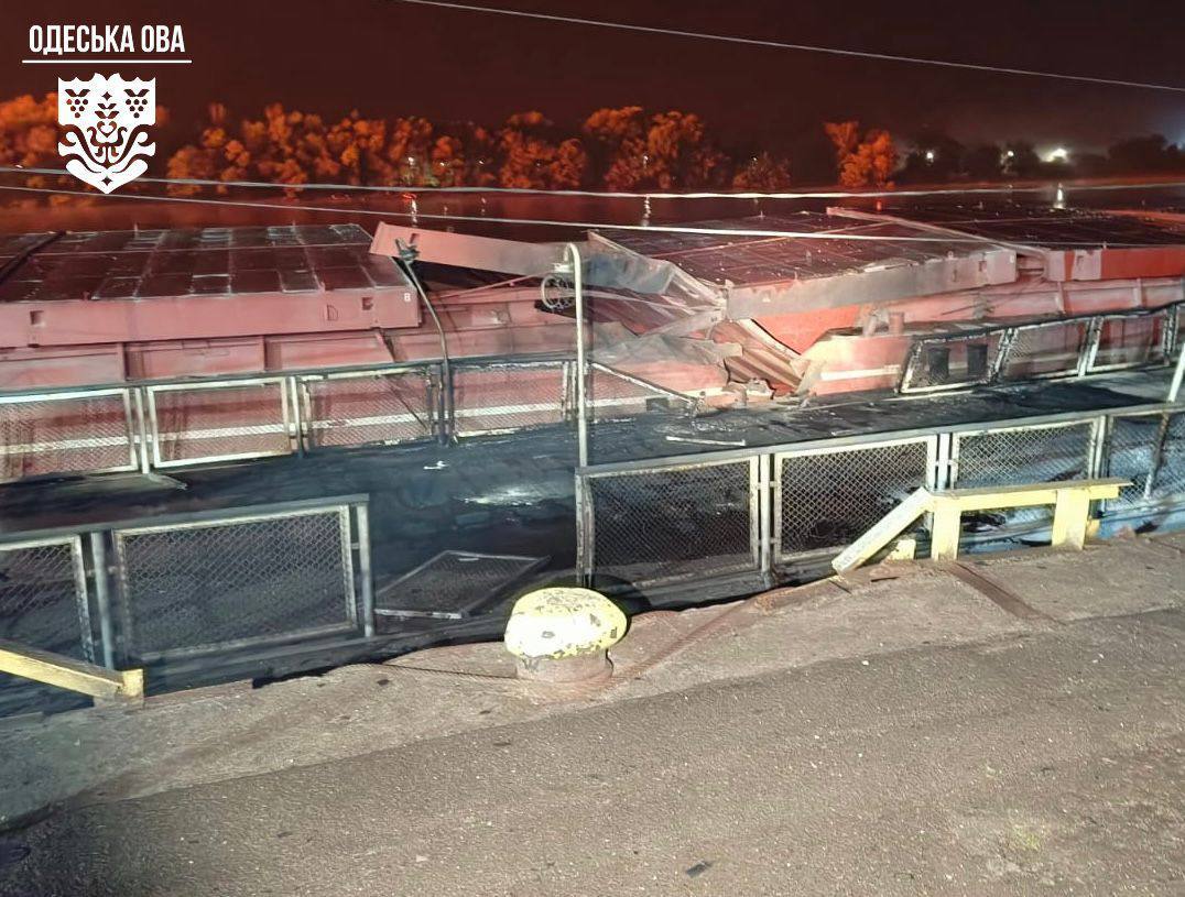 После атаки в порту Измаила продолжает пылать газовый танкер M/T ORINDA После атаки в порту Измаила продолжает пылать газовый танкер M/T ORINDA