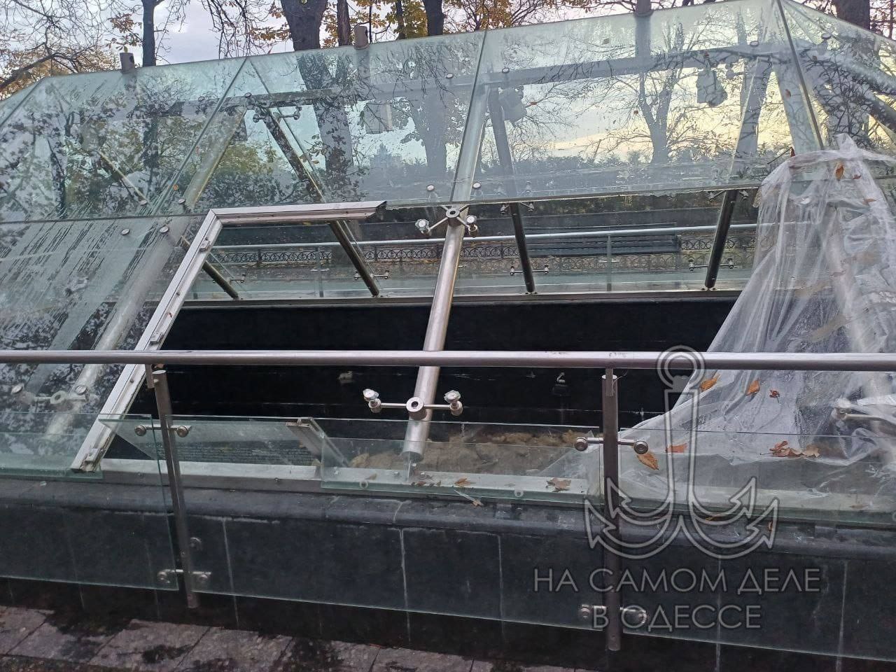 Непонятно, как в комендантский час по городу гуляют вандалы, а не патрули Непонятно, как в комендантский час по городу гуляют вандалы, а не патрули