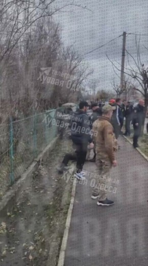 Государство геноцида. В Балте Одесской области во время полицейской погони автомобиль сбил женщину с детской коляской