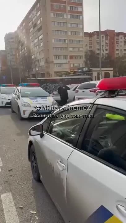 В Одессе полицаи заблокировали автомобиль по причине нахождения водителя в розыске ТЦК