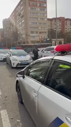 В Одессе полицаи заблокировали автомобиль по причине нахождения водителя в розыске ТЦК