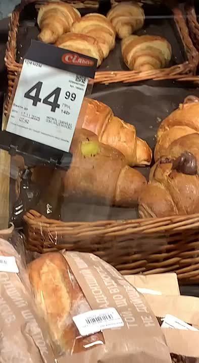 В Одесских магазинах в круассанах завелась мошкара