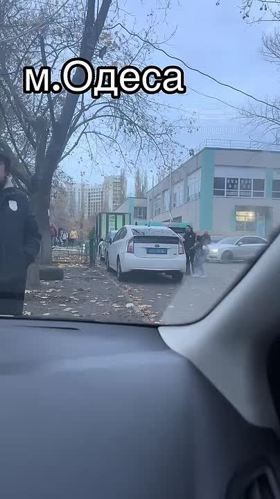 Детей в Одессе забирают из школы на полицейских машинах