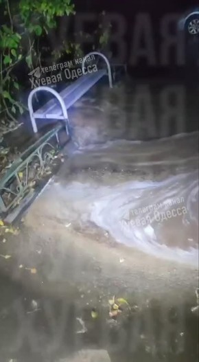 Одесса осталась без воды из-за прорыва на месте демонтированного детского сада