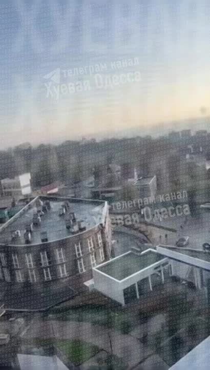 Дрон-приманка «Гербера» без боевой части влетает в оконный проем строящейся многоэтажки в Одессе