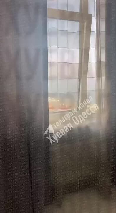 Герани мирно летят по своим делам над Одессой, а хохло-ПВО, сбивая их, наносят урон по жилым домам