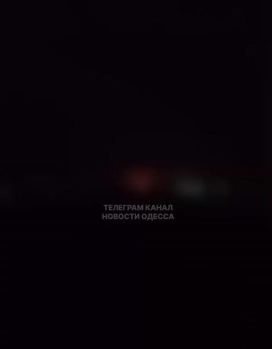 Прилёты и сильный пожар на месте попаданий в районе винзавода Белгород-Днестровского