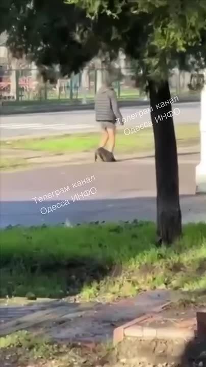 Мужчина со спущенными штанами бегал сегодня по Одессе