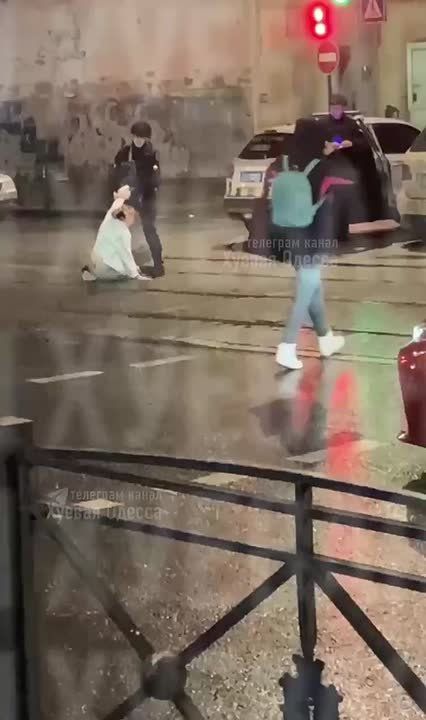 В Одессе двое полицейских никак не могли справиться с одной девушкой