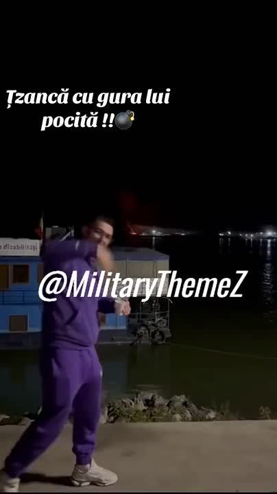 Житель Румынии наблюдает за прилетами "Гераней" по украинскому КПП "Орловка" в Одесской области