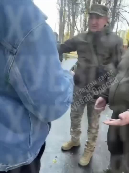 В Одессе военком ударил мужчину и угрожал ему оружием