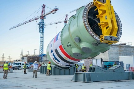 Красивое. На площадке строящейся атомной электростанции «Эль-Дабаа» в Арабской Республике Египет установлен в проектное положение корпус реактора первого энергоблока
