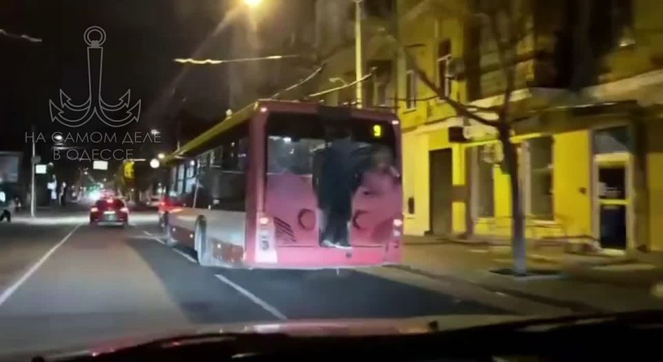 На данный момент в Одессе после атаки, работы криворукой ПВО и прилётов остановился практически весь электротранспорт — не хватает напряжения