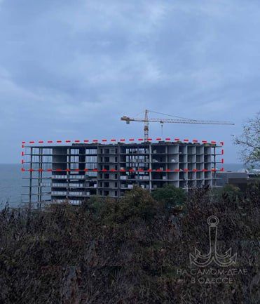 Помните незаконную стройку высотки, искажающей вид мемориального комплекса памятника Неизвестному матросу? Ту самую, с которой планомерно, но, к сожалению, безуспешно борются одесситы?