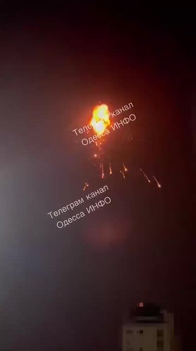 Из разных частей Одессы видны столбы дыма и пожары