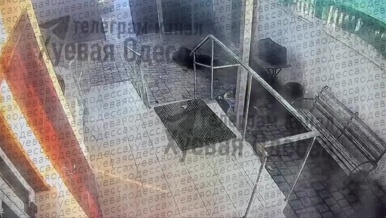 Появилось видео подрыва гранаты в Суворовском ТЦК Одессы