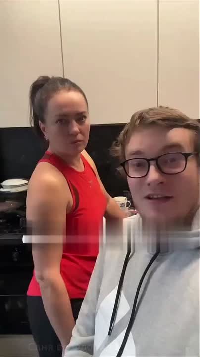 Киевлянин недоумевает: почему человека, укравшего батон в магазине, показательно наказали, примотав скотчем к столбу и раздев, — а хапуг, ворующих миллиарды, отпускают из страны?