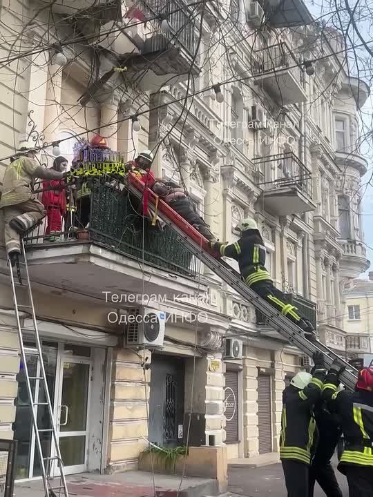 Скончалась одна из женщин, которая провалилась на балконе на Новосельского