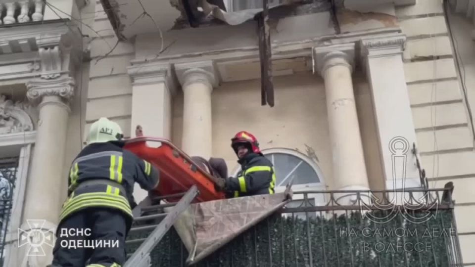 В центре Одессы две женщины провалились с балкона третьего этажа на второй
