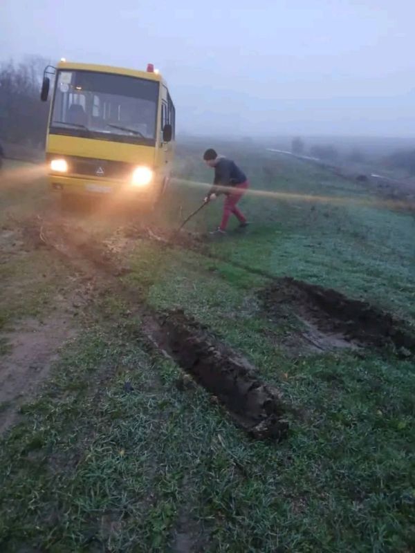В Одесской области дети вынуждены ходить по 12 км пешком в школу В Одесской области дети вынуждены ходить по 12 км пешком в школу