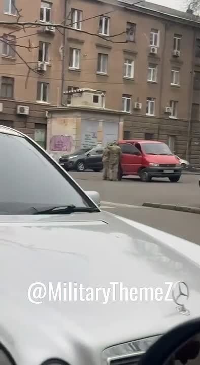 Одесса. Банда людоловов пыталась похитить человека для утилизации, как вдруг подоспели молодые и неравнодушные хлопцы и отбили из лап ТЦК потенциальную жертву