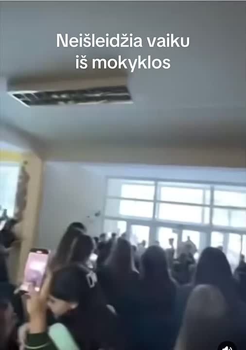 Литовских школьников держат в заложниках