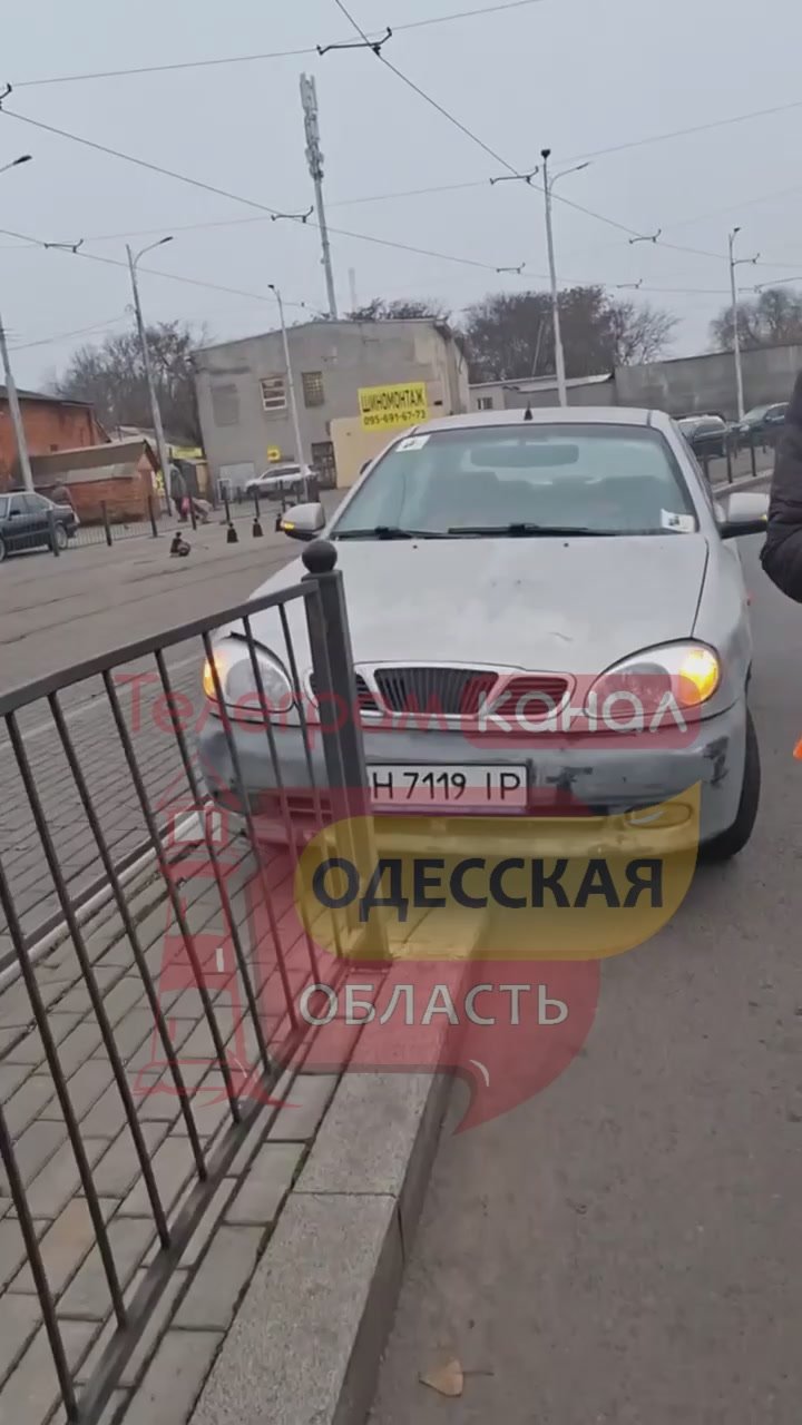 Одесские олени снова паркуются на трамвайных путях