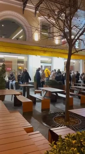 В Одессе на Дерибасовской в «Маку» выстроилась огромная очередь