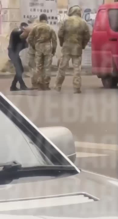 Группа одесситов попустила ТЦКшников, которые пытались похитить парня на улице