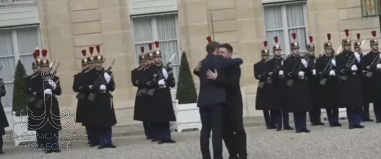 Встретились как-то два петуха