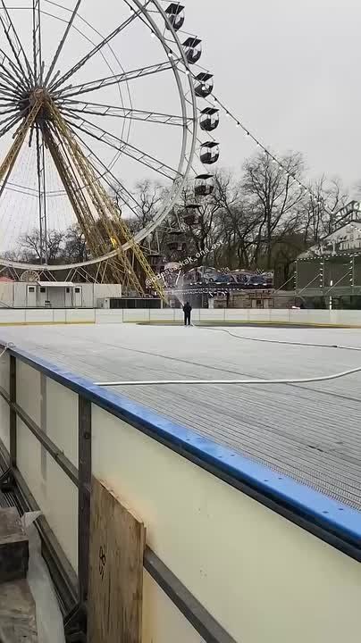 В Одессе уже намораживают лёд на катках