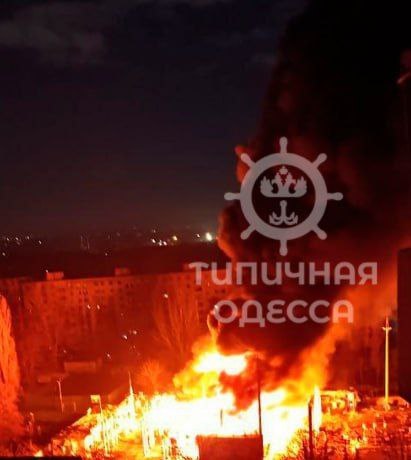 Ночью дальнобойными дронами была поражена подстанция на севере Одессы, после чего на месте возник пожар Ночью дальнобойными дронами была поражена подстанция на севере Одессы, после чего на месте возник пожар