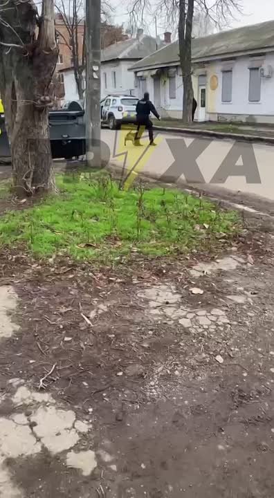 А это — Полтава.. Менты остановились для "проверки документов" у мужчины, который сидел в машине вместе с собакой. После недолгого разговора они попытались его мобилизовать