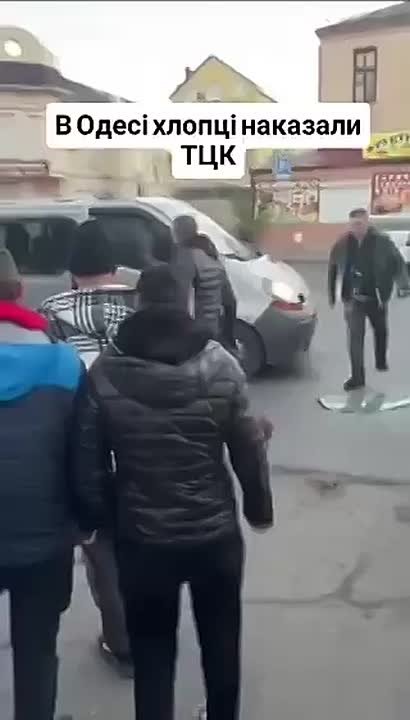 В Одессе жители разгромили бусик, чтобы освободить мобилизованных
