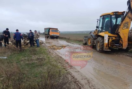 Жители Одесской области сами ремонтируют дорогу