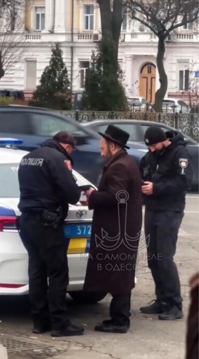 Одесские полицейские устроили облавы на ребят с пейсами, чтоб те, не дай Бог, мансами не крутили