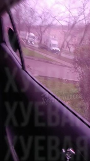 Хроника гражданской войны. Водитель прокатил на капоте людоловов из ТЦК на ул. Черноморского казачества в Одессе