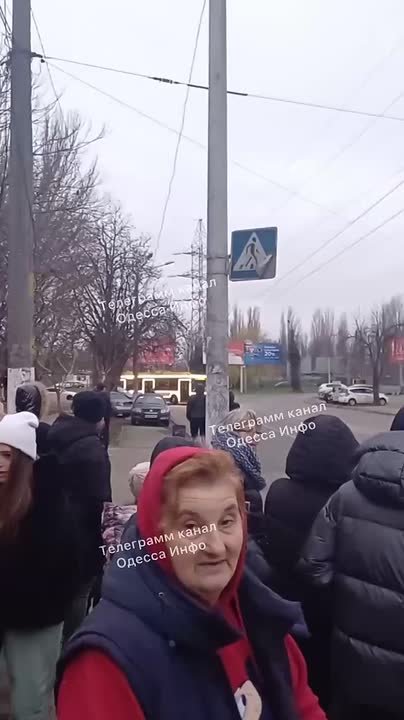 Одесситы часами ждут новогоднего автобуса