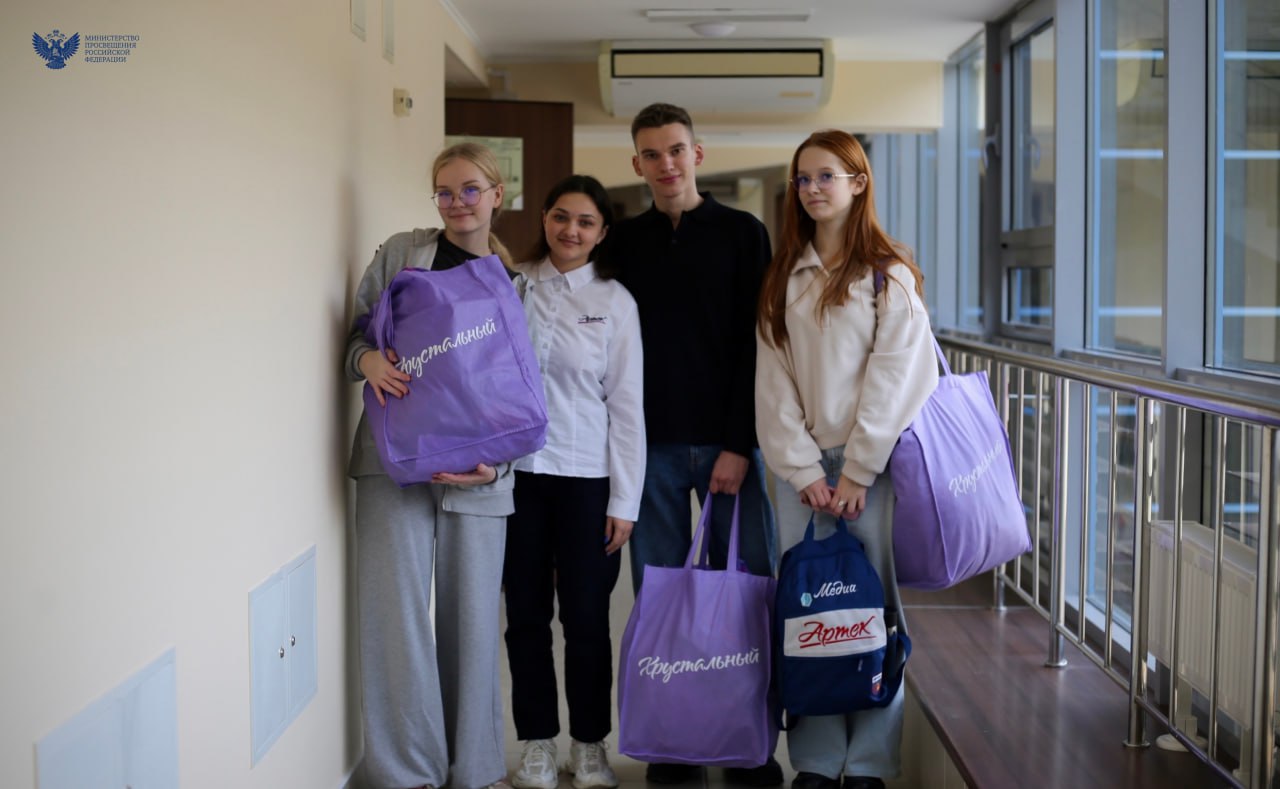 В «Артеке» стартовала 14-я смена «Новый год стучится в двери» В «Артеке» стартовала 14-я смена «Новый год стучится в двери»