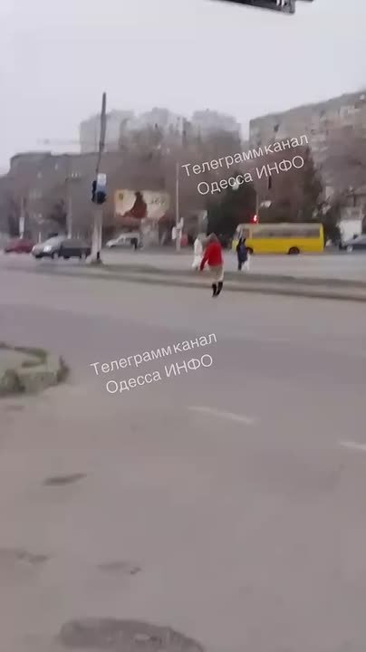 Девчина не в себе исполняет на дороге в Одессе