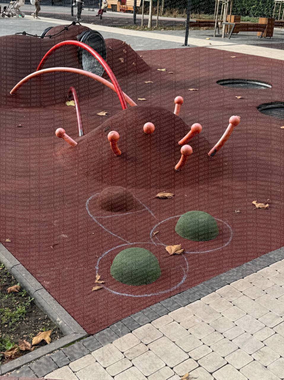 На детской площадке в Одессе царит атмосфера секс-шопа