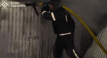 В сети показали, как пожарные боролись с огнем после ночных прилетов