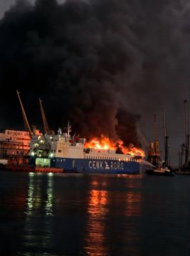 Пожар на судне в порту Одессы продолжается