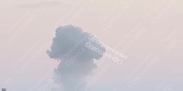 После нанесённых ударов в порту Одессы горит судно, сообщают местные СМИ