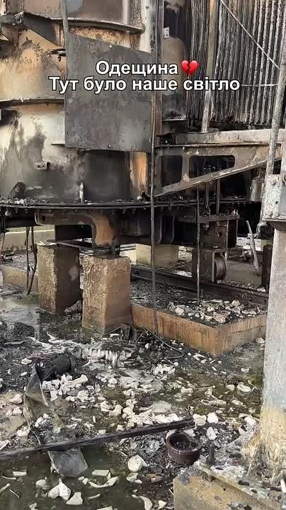 Эпичные кадры из Одесского порта с поражением ударным дроном «Герань» грузопассажирского парома-ролкера CENK T (IMO 7528635) турецкой компании, ходившего под флагом Панамы, перевозившего электрогенераторы