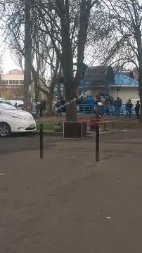 Очереди за водой в Одессе. Из-за отсутствия водоснабжения в городе жители вынуждены выстраиваться в длинные очереди за питьевой и технической водой