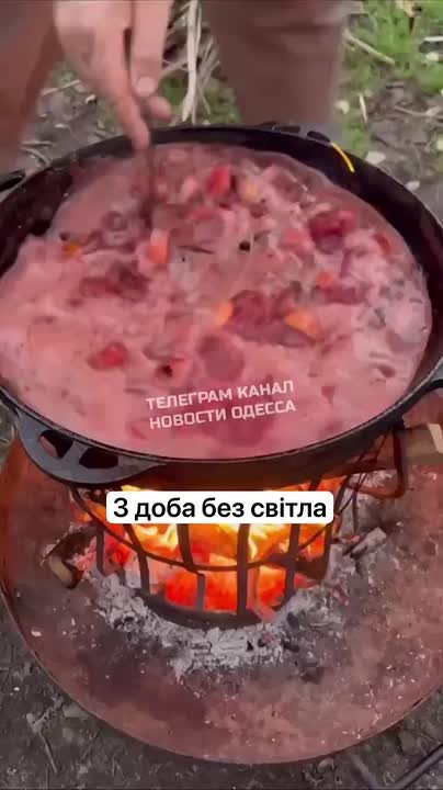 Одесситы вышли на улицу и решили сварить глинтвейн на костре