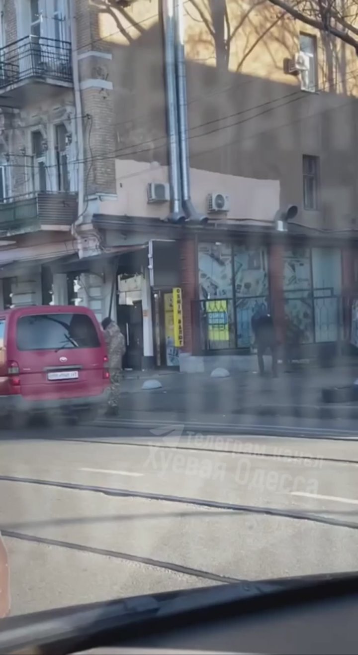 В Одессе неадекватный парень оплевал военкомов и прогнал их с тротуара