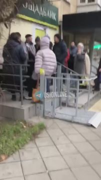 Огромные очереди у банков в Одессе